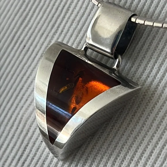 Gorgeous Vtg modernistic triangle Amber .925 sterling silver pendant 9.7g - Picture 8 of 11